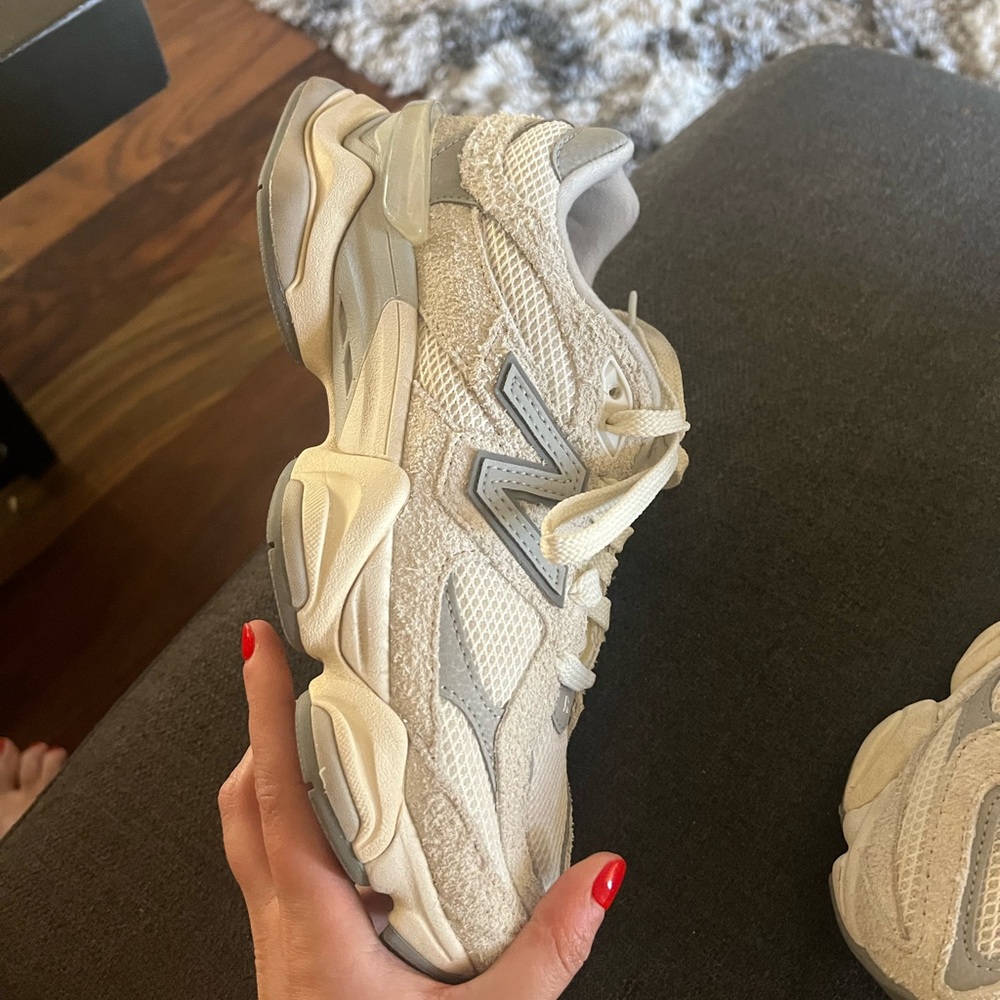 New Balance Women's Cream and Gray Sneakers 9060